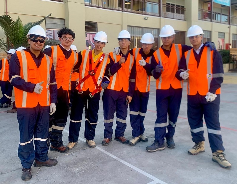 Alumnos de cuarto medio de la especialidad de electrónica y electricidad de Salesianos Copiapó participan en taller de trabajo en altura