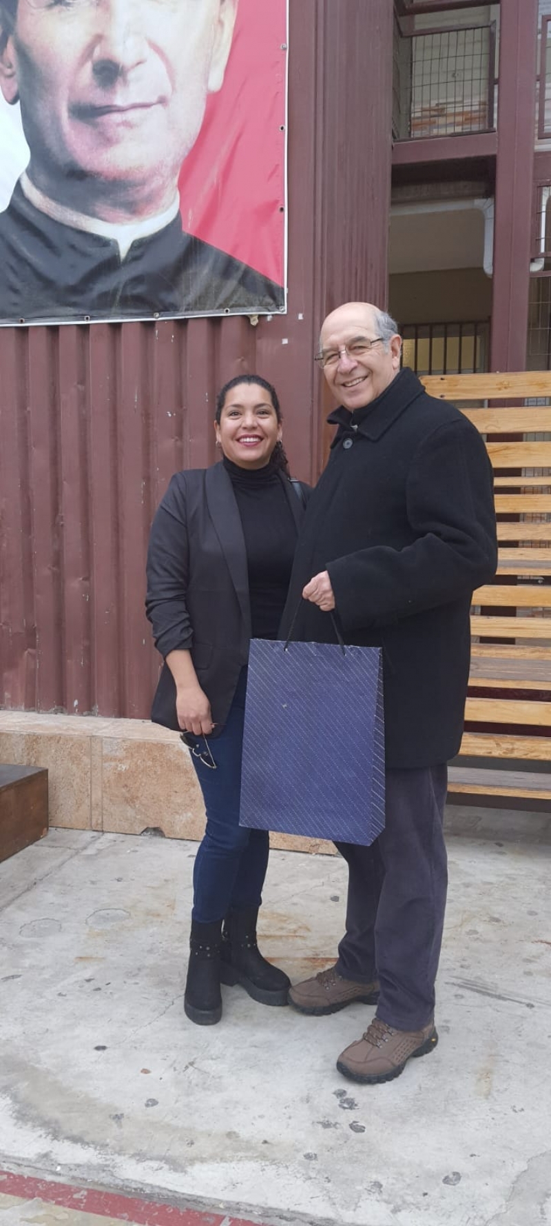 Padre Director recibe obsequio del Centro General de Padres y Apoderados/as