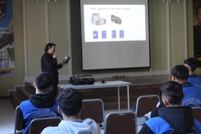 &quot;1ᵃ Charla de Sistemas Electrónicos del Automóvil&quot; expuso experto master para 4° medio A