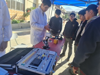 Exponen Especialidades a jóvenes de 2° medios