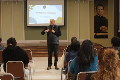 Escuela para Padres inició con la bendición del Padre Director