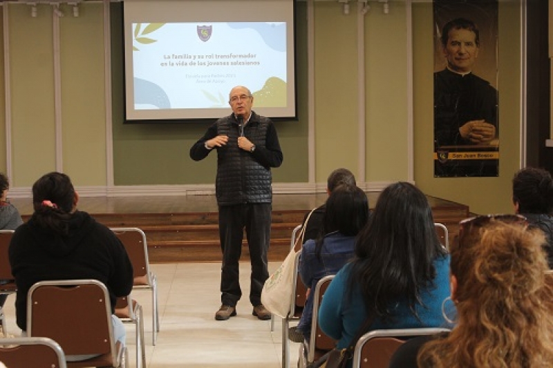 Escuela para Padres inici&oacute; con la bendici&oacute;n del Padre Director