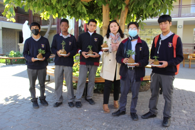 Alumnos obsequian Plantas Kokedamas: Nueva acción por el Medio Ambiente.